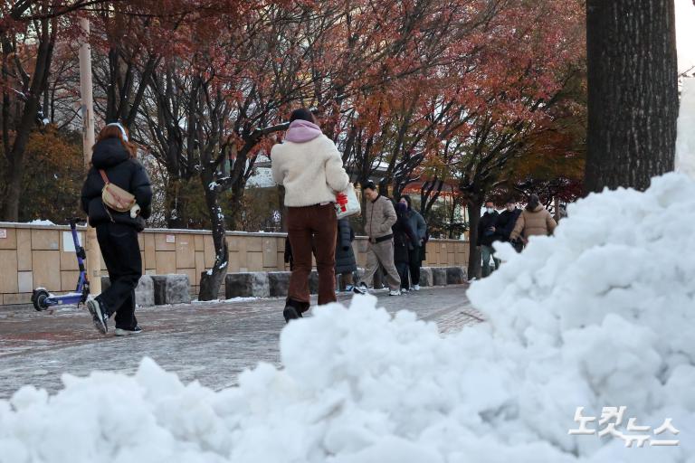 폭설로 얼어버린 인도