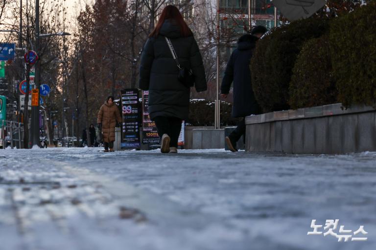 폭설로 얼어버린 인도