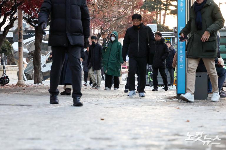 폭설로 얼어버린 인도