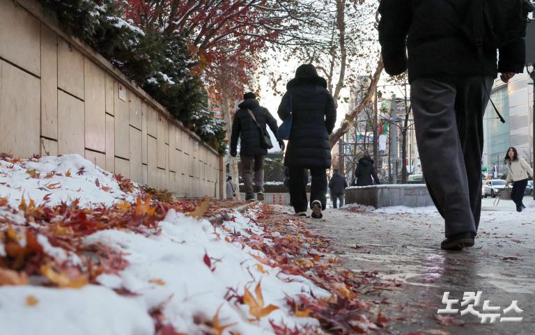 폭설로 얼어버린 인도