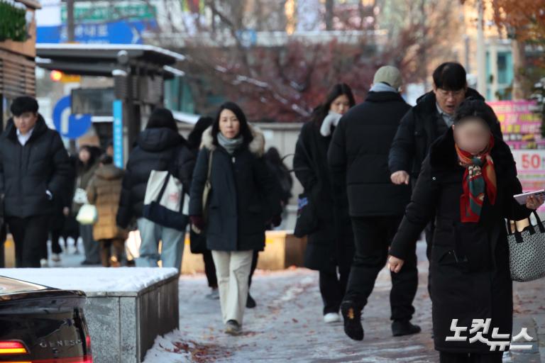 폭설로 얼어버린 인도