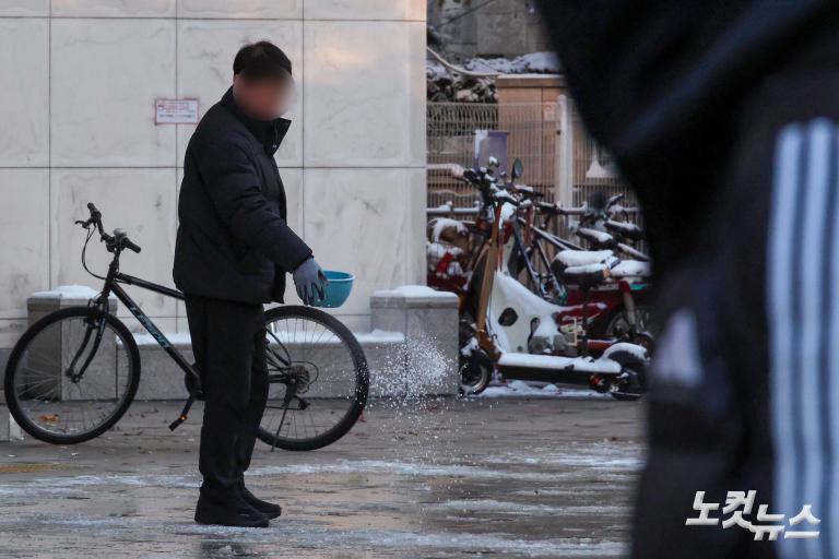 폭설로 얼어버린 인도