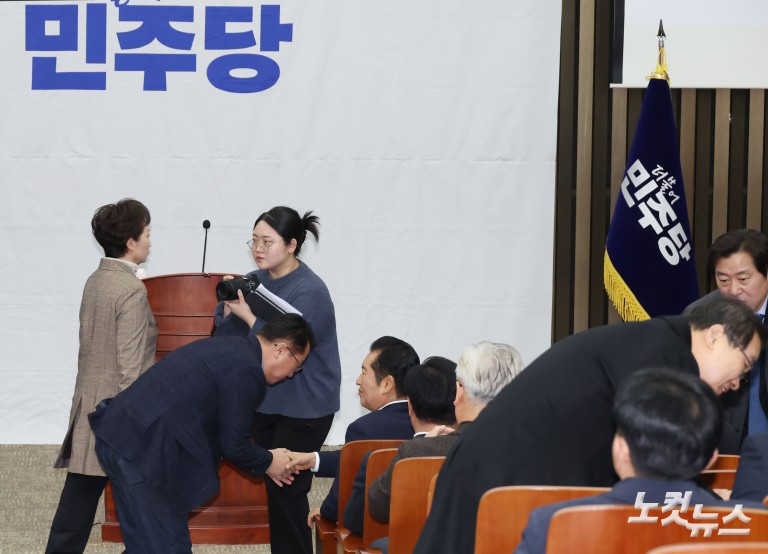 '인사청탁 문자 논란' 문진석, 정청래 대표에 90도 인사