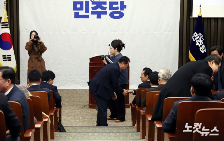 '인사청탁 문자 논란' 문진석, 정청래 대표에 90도 인사