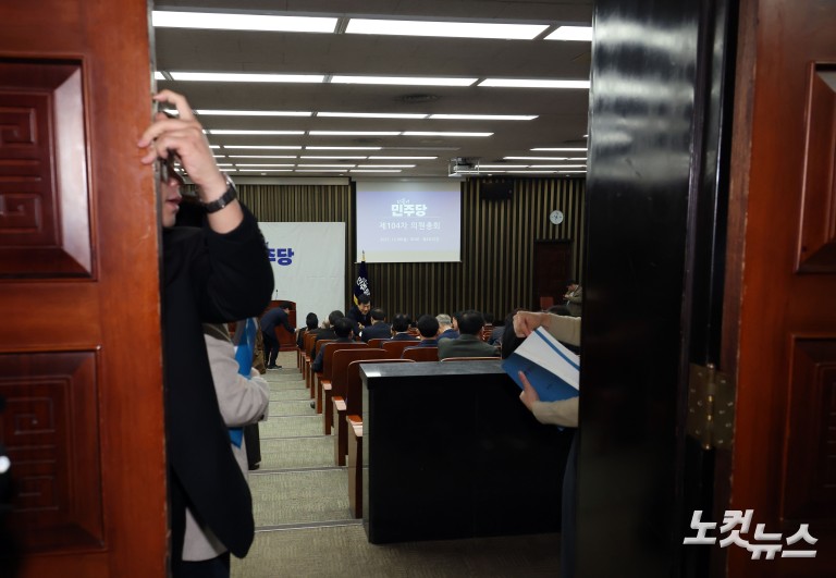 '인사청탁 문자 논란' 문진석, 정청래 대표에 90도 인사