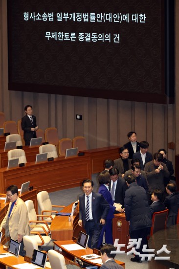 계속되는 국회 본회의 필리버스터