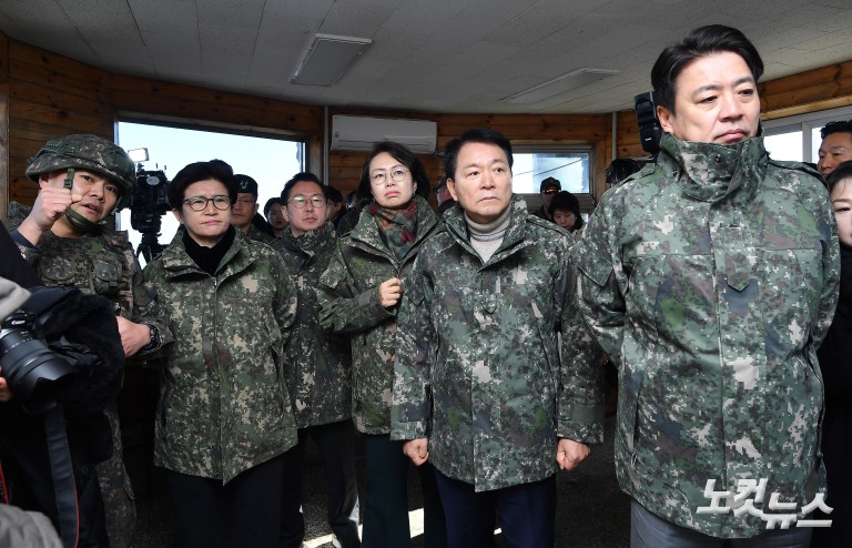 향로봉경계작전중대 방문한 국방위 의원들