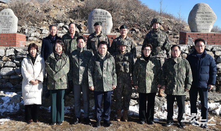 향로봉경계작전중대 방문한 국방위 의원들