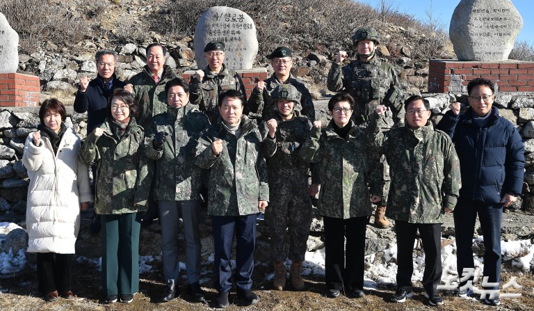 향로봉경계작전중대 방문한 국방위 의원들