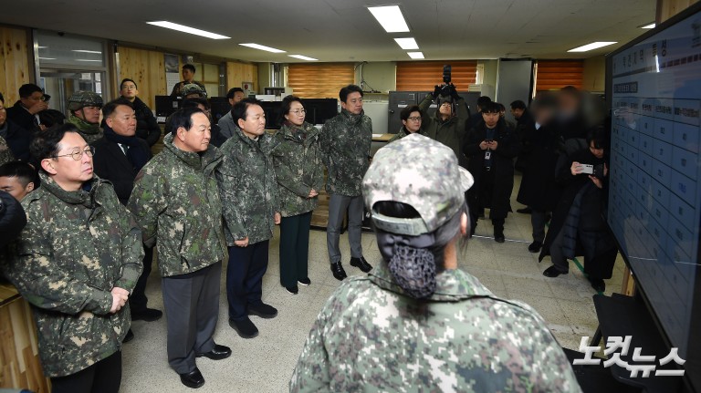 향로봉경계작전중대 방문한 국방위 의원들