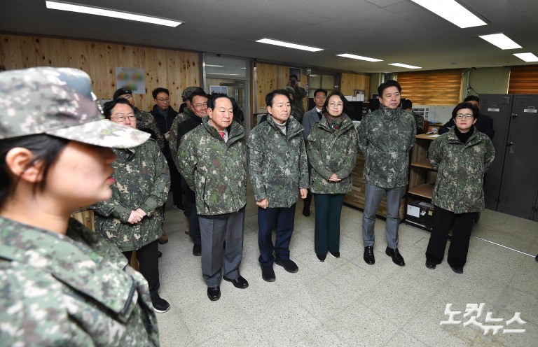 향로봉경계작전중대 방문한 국방위 의원들