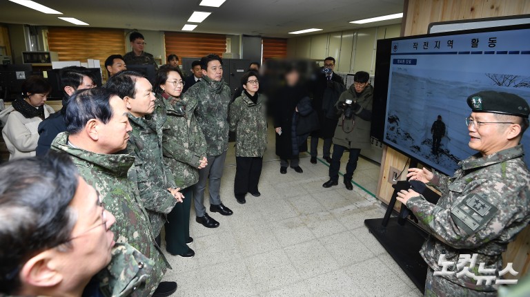 향로봉경계작전중대 방문한 국방위 의원들