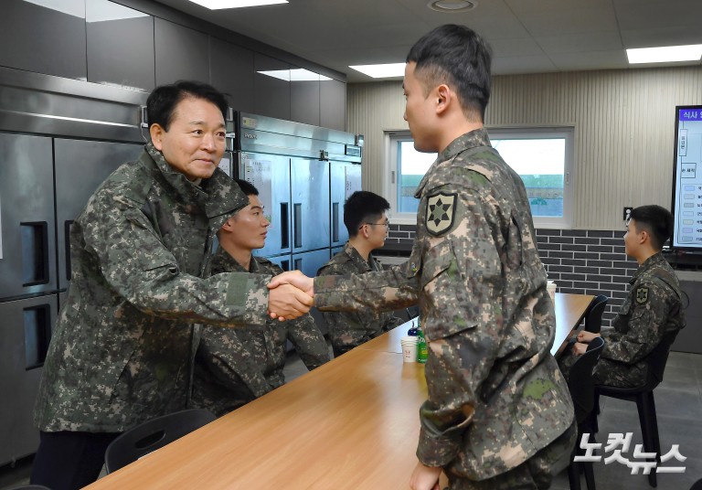 향로봉경계작전중대 방문한 국방위 의원들