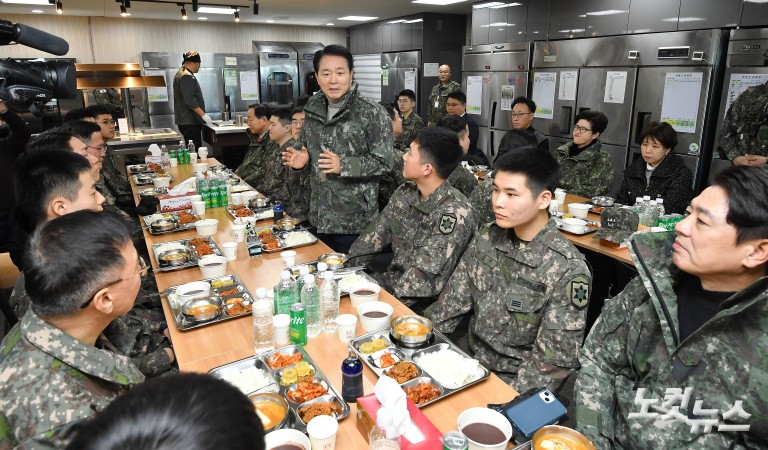 향로봉경계작전중대 방문한 국방위 의원들