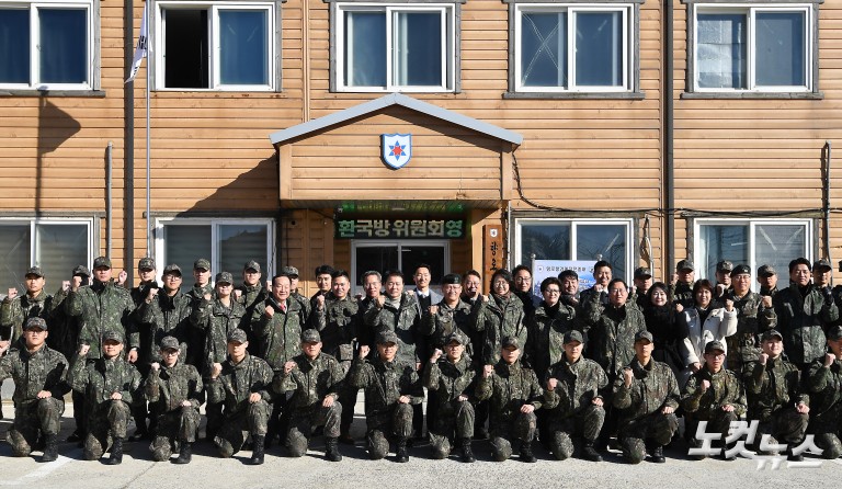 향로봉경계작전중대 방문한 국방위 의원들