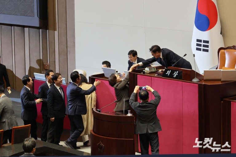 '허위조작정보근절법' 통과