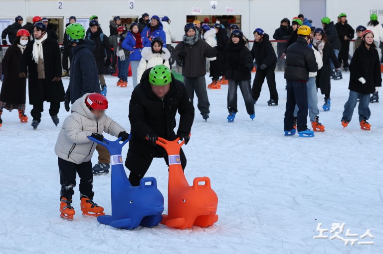 크리스마스, 스케이트장 찾은 시민들