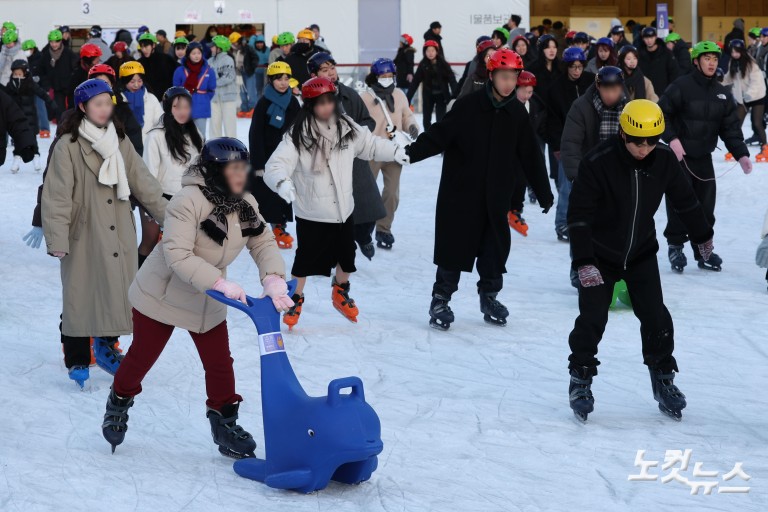 크리스마스, 스케이트장 찾은 시민들