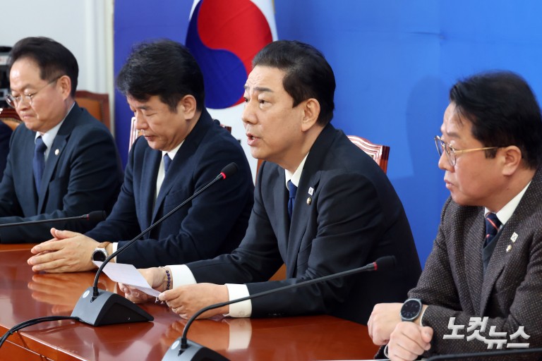 민주당 김병기, 각종 논란에 원내대표직 사퇴