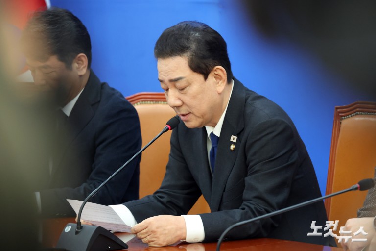 민주당 김병기, 각종 논란에 원내대표직 사퇴