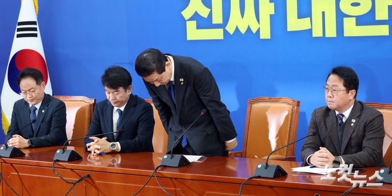 민주당 김병기, 각종 논란에 원내대표직 사퇴