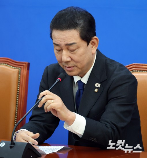 민주당 김병기, 각종 논란에 원내대표직 사퇴