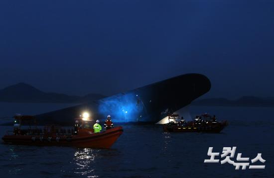 [여객선 침몰] '마지막 한 명까지'…'세월호' 야간 구조작업