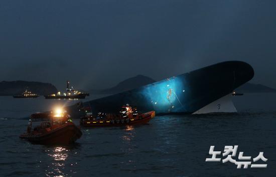 [여객선 침몰] 조명에 비친 무심한 '세월호'