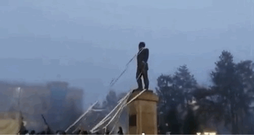 카자흐스탄 시민들이 나자르바예프 전 대통령의 동상을 무너뜨리고 있다.  트위터 캡처
