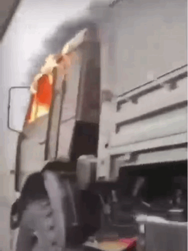 차량이 불에 타고 있는 모습.  트위터 캡처