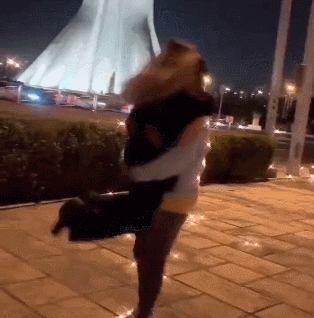 아자디 타워 앞에서 춤 춘 후 체포된 커플. 트위터 캡처