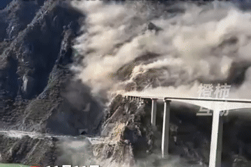 11일 붕괴되고 있는 홍치대교  바이두 캡처