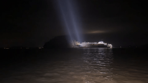 19일 밤 제주에서 목포로 향하던 2만6천 톤급 여객선 '퀸제누비아' 호가 전남 신안군 장산면 족도 인근 해상에서 좌초한 가운데 해경 구조대가 현장을 비추며 승객 이송 작업을 진행하고 있다. 목포해양경찰서 제공