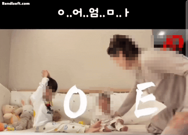 한 아이 엄마가 유머 영상에서 L과 V자를 만들기 위해 아이에게 자세를 취하도록 유도하고 있다. 영상에서는 아이의 자세가 흐트러지자 엄마가 아이를 발로 차 쓰러뜨리는 장면도 연출됐다. 쓰레드  캡처