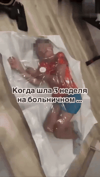 러시아 육아 인플루언서 안나 사파리나가 본인 아들 스타스(10)군을 비닐 가방에 넣은 채 진공청소기로 공기를 빼내고 있다.  폴란드 국영매체 '폴란드 라디오 24' 영상