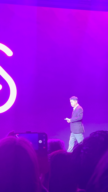 LG전자 류재철 CEO가 5일(현지시간) 미국 라스베이거스 만달레이베이 컨벤션센터에서 '당신에게 맞춘 혁신'을 주제로 열린 글로벌 프레스 콘퍼런스 'LG 월드 프리미어'에 등장하고 있다.  라스베이거스=CBS노컷뉴스 박성완 기자