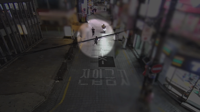 지난 달 23일 오후 8시 10분쯤 부산 남구 대연동 일대에서 신호를 위반하고 도주하던 수배자를 경찰이 추격 끝에 시민 도움으로 체포했다. 부산경찰청 제공