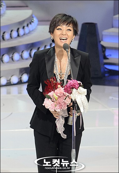 ''2008 KBS 연기대상'' 여자 조연상 배종옥 - 노컷뉴스