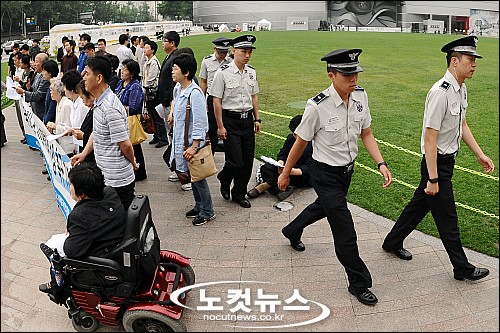 서울광장을 순찰하는 경찰 - 노컷뉴스