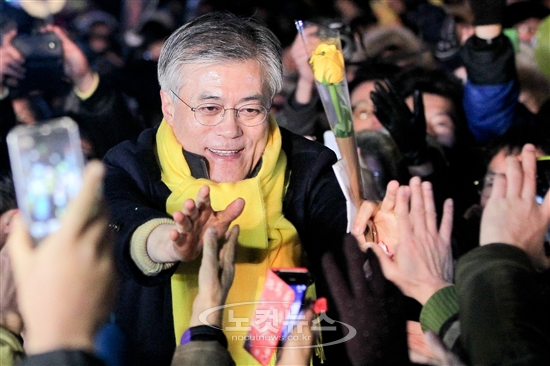 지지자들과 인사 나누는 문재인 - 노컷뉴스