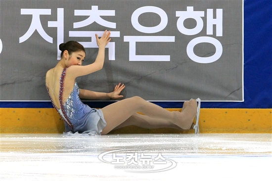 '꽈당' 연아, 관람석 향해 '힐끔' - 노컷뉴스