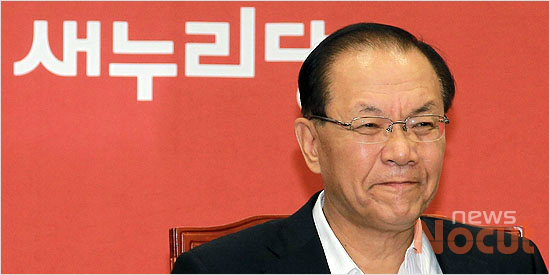 새누리당 황우여 대표가 8일 오전 국회에서 열린 최고위원회의에 참석해 모두발언 후 심각한 표정을 짓고 있다. 황진환 기자