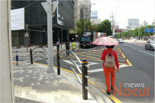 기존 직선 형태로 이어져있던 인도를 가로질러 차량 진출입로가 생긴 모습. 일부 주민들이 무단횡단을 하고 있다.