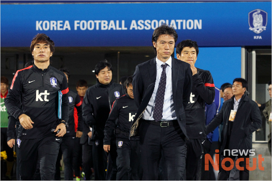 홍명보 축구대표팀 감독은 해외 언론의 조 3위 예상에 대해 솔직하게 인정하며 남은 7개월간의 준비 과정의 중요성을 강조했다. 윤성호기자