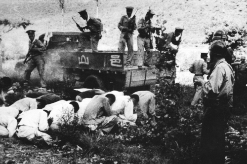 1950년 7월초 대전형무소에 수감된 좌익사범을 처형하는 장면. 트럭에서 수감자들을 끌어내리고 있다. (사진=돌베개 제공)