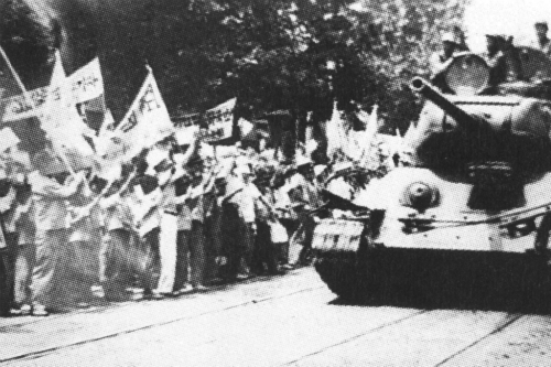 1950년 6월 28일 서울에 입성하는 인민군 T-34 탱크  (사진=돌베개 제공)