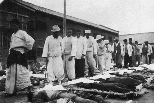 후퇴하는 인민군에 의해 학살된 가족을 찾고 있는 유족들. 1950년 함흥에서 찍은 사진이다.  (사진=돌베개 제공)