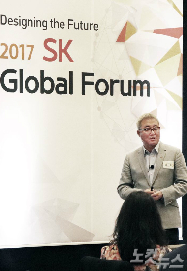 3일(현지시각) 미국 뉴저지주 저지시티에서 열린 '2017 SK 글로벌 포럼'에서 김준 SK 수펙스추구협의회 에너지화학위원장(SK이노베이션 사장 겸임)이 SK그룹의 에너지화학 분야 사업 성과 및 연구 개발 현황 등을 설명하고 있다. (사진=SK그룹 제공)