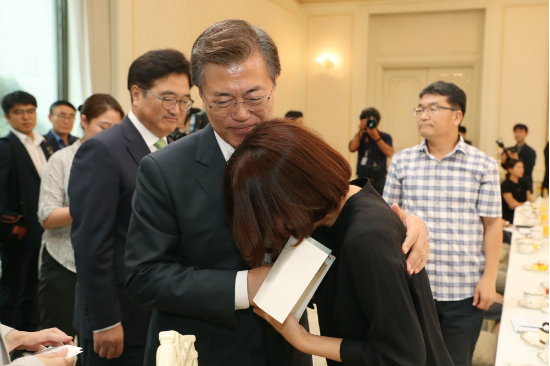 문재인 대통령이 8일 가습기 살균제 피해자를 만나 다독이고 있다. (사진=청와대 제공/자료사진)