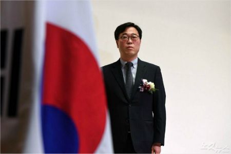 김기식 '갑질 출장' 논란 확산…'도덕적 소신'이 부메랑 - 노컷뉴스